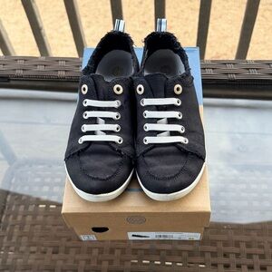 Vionic Black and White Pismo Sneakers Size 6